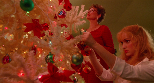 Dianne Wiest als Peg und Winony Ryder als Kim Bogg Quelle: Blu-ray
